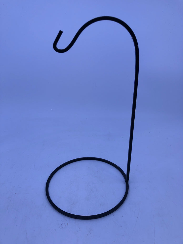 BLACK WROUGHT IRON BULB HOLDER.