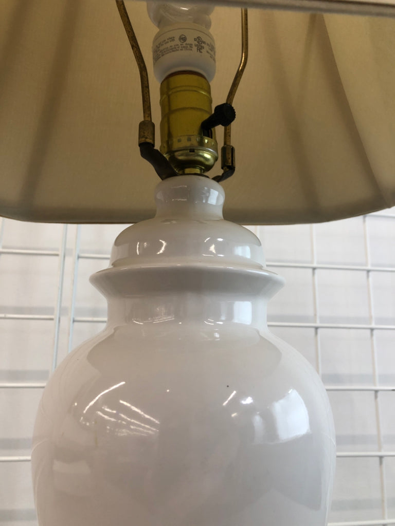 WHITE HOURGLASS SHAPED LAMP W/CREAM SHADE.