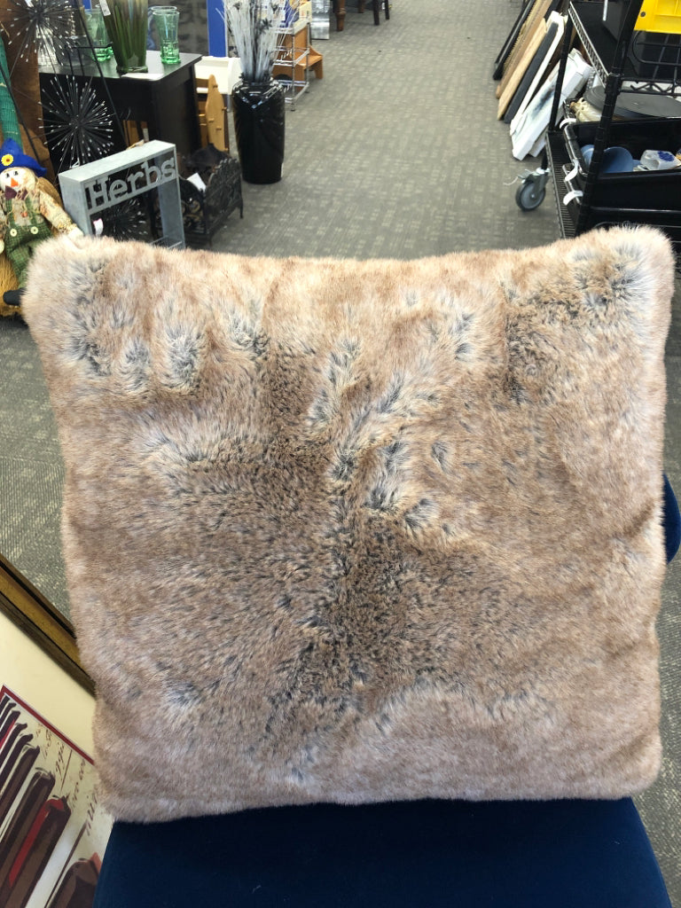 BROWN/GRAY FAUX FUR ACCENT PILLOW.