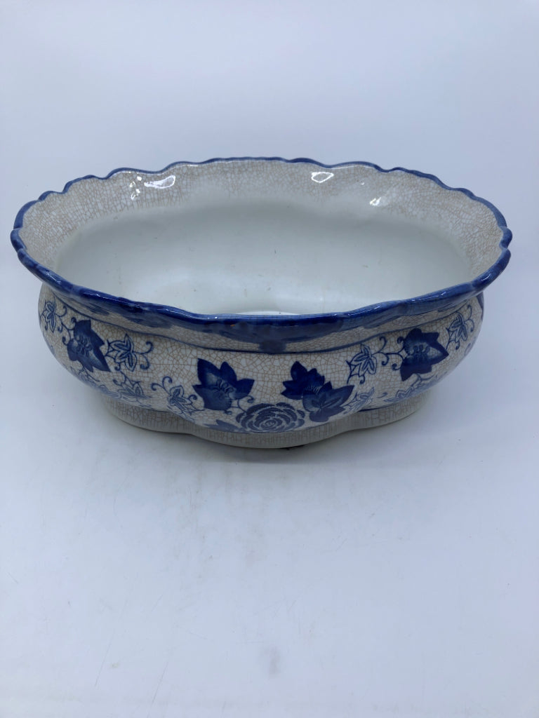 BLUE AND WHITE LARGE CRACKLE STYLE PLANTER.
