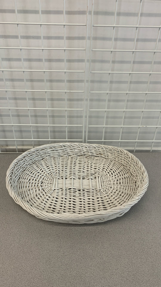 WHITE WICKER OVAL TRAY.