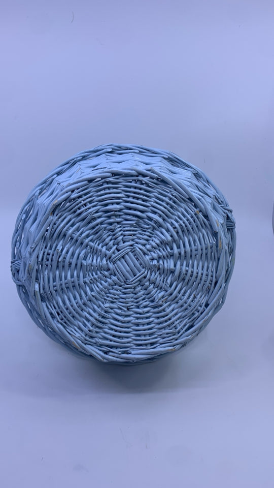 LIGHT BLUE BASKET W/HANDLE.