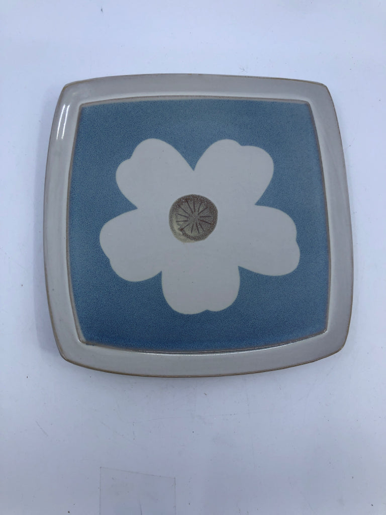 BLUE AND WHITE FLORAL RAISED EDGE SERVING PLATE.