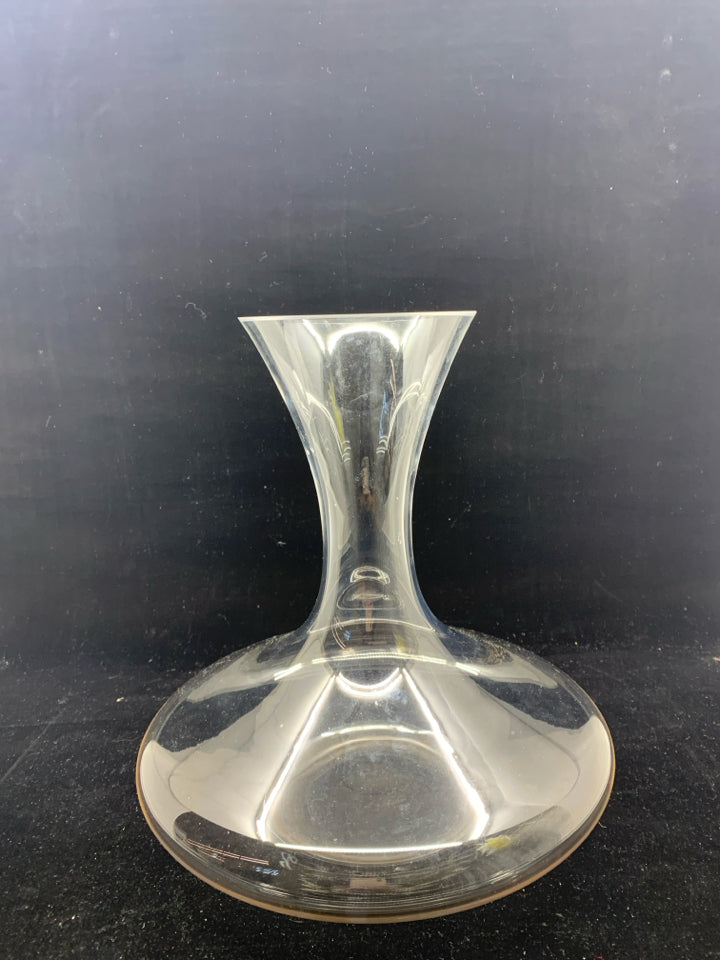 WIDE BASE NARROW TOP WINE DECANTER.