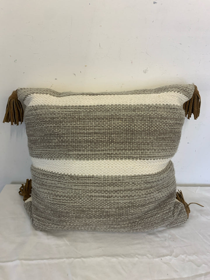 GREY PILLOW W WHITE STRIPE AND TASSELS.