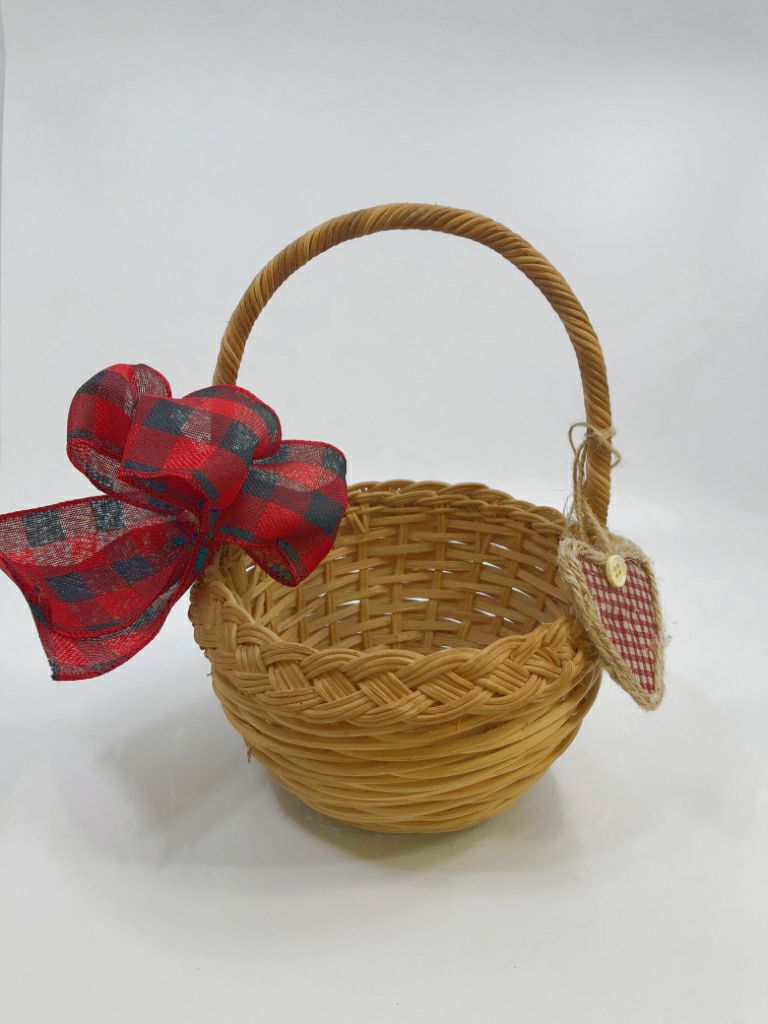 ROUND BASKET W/PLAID BOW, HEART.