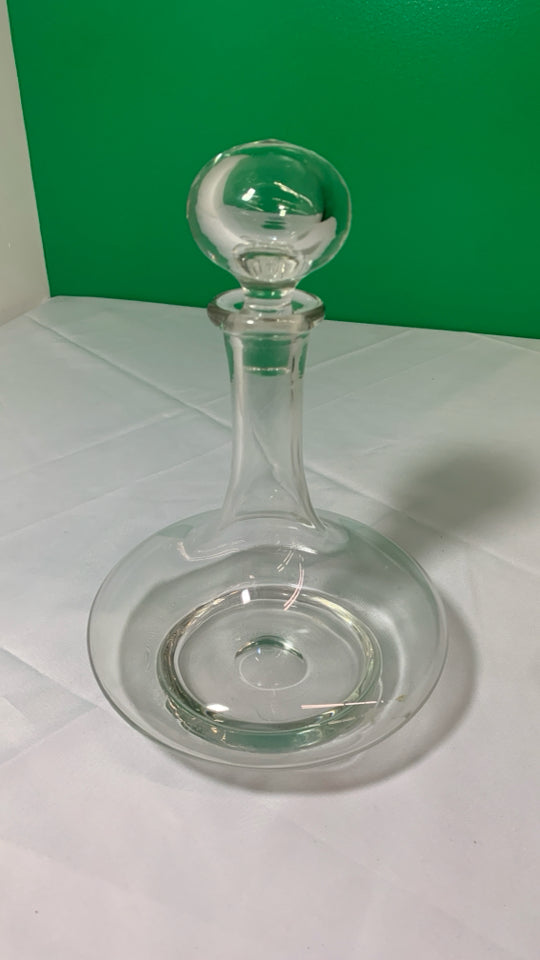 WIDE BASE DECANTER W ROUND STOPPER.
