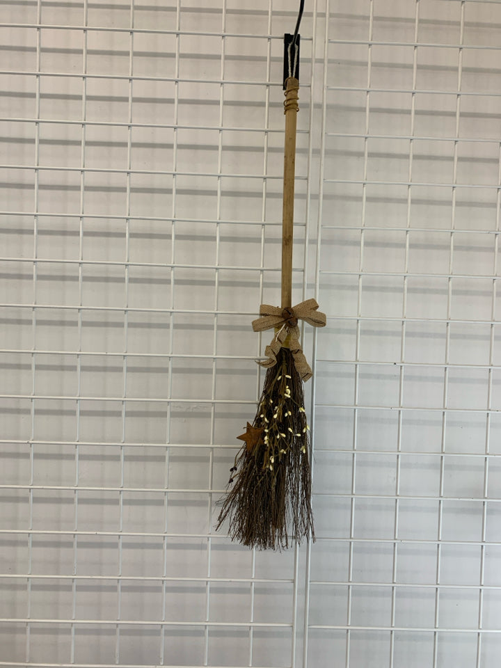 PRIMITIVE STRAW BROOM W/PIP.