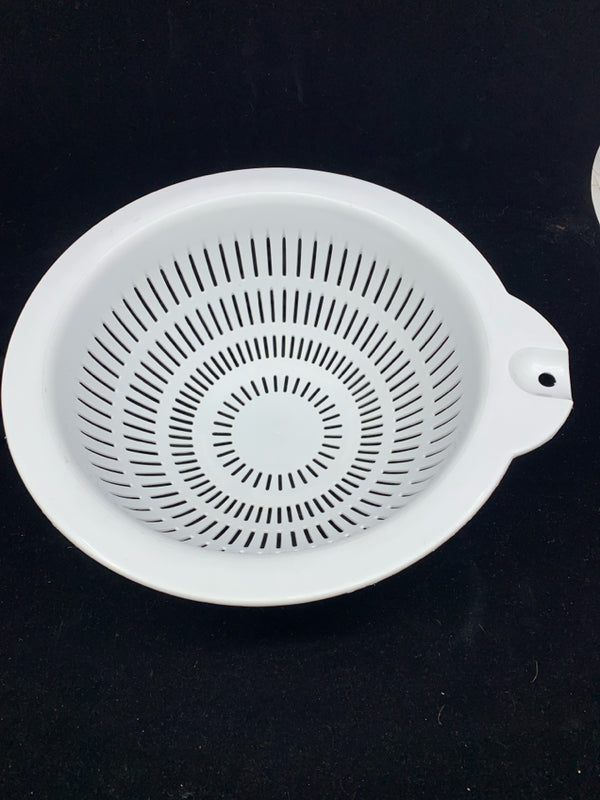 WHITE PLASTIC STRAINER.