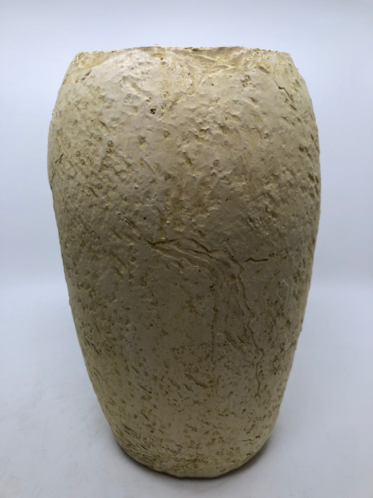 RESIN VASE W/PAPER WHITE DAFFODIL ACCENTS.