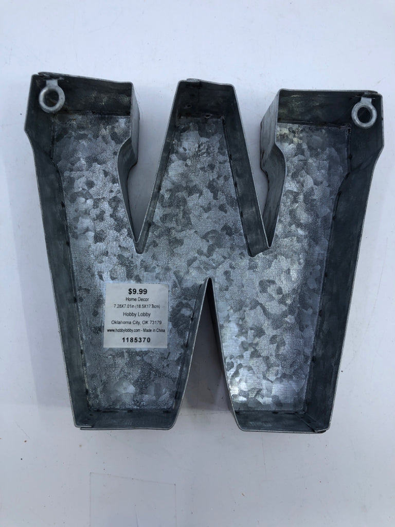 METAL "W" SHELF/WALL DECOR.