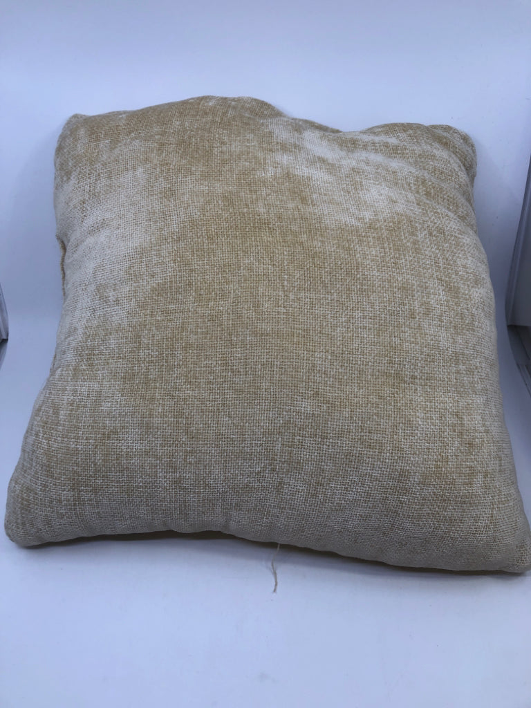 CREAM SOFT PILLOW.