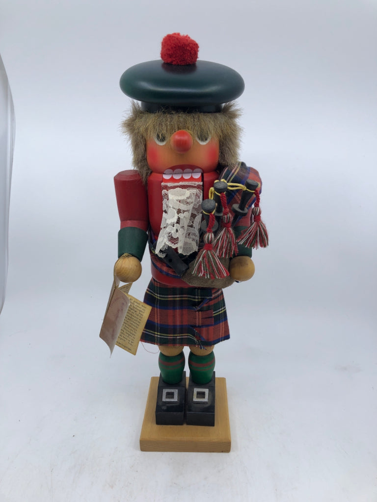 SCOTTISH BAGPIPER NUTCRACKER W GERMANY - HOLZKUNST CHRISTIAN ULBRICHT.