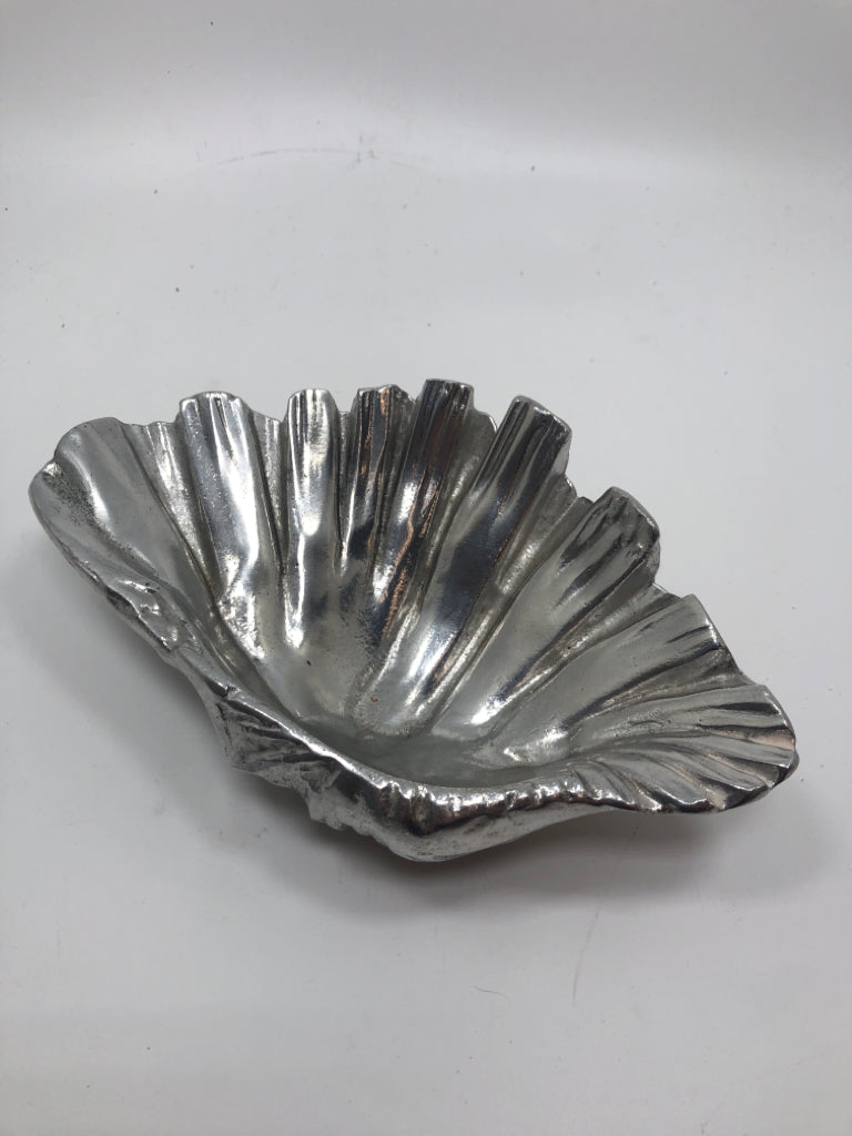 VTG ARTHUR COURT DESIGNS ALUMINUM CLAM SHELL.