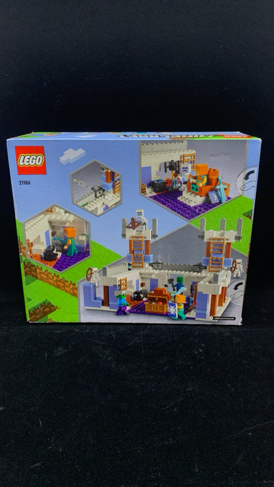 NIB MINECRAFT LEGO KIT 21186.