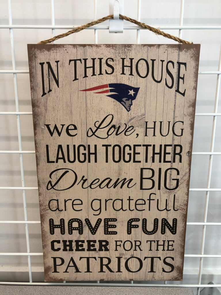 PATRIOTS IN THIS HOUSE WOOD WALL HANGING.