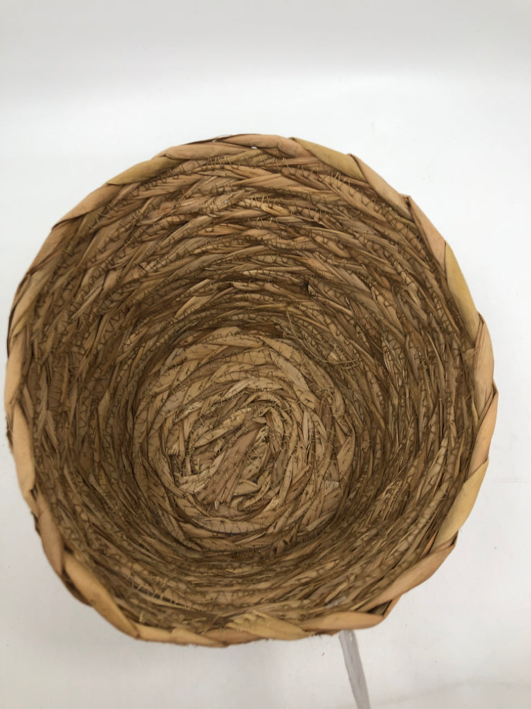 NWT SM WOVEN BASKET.