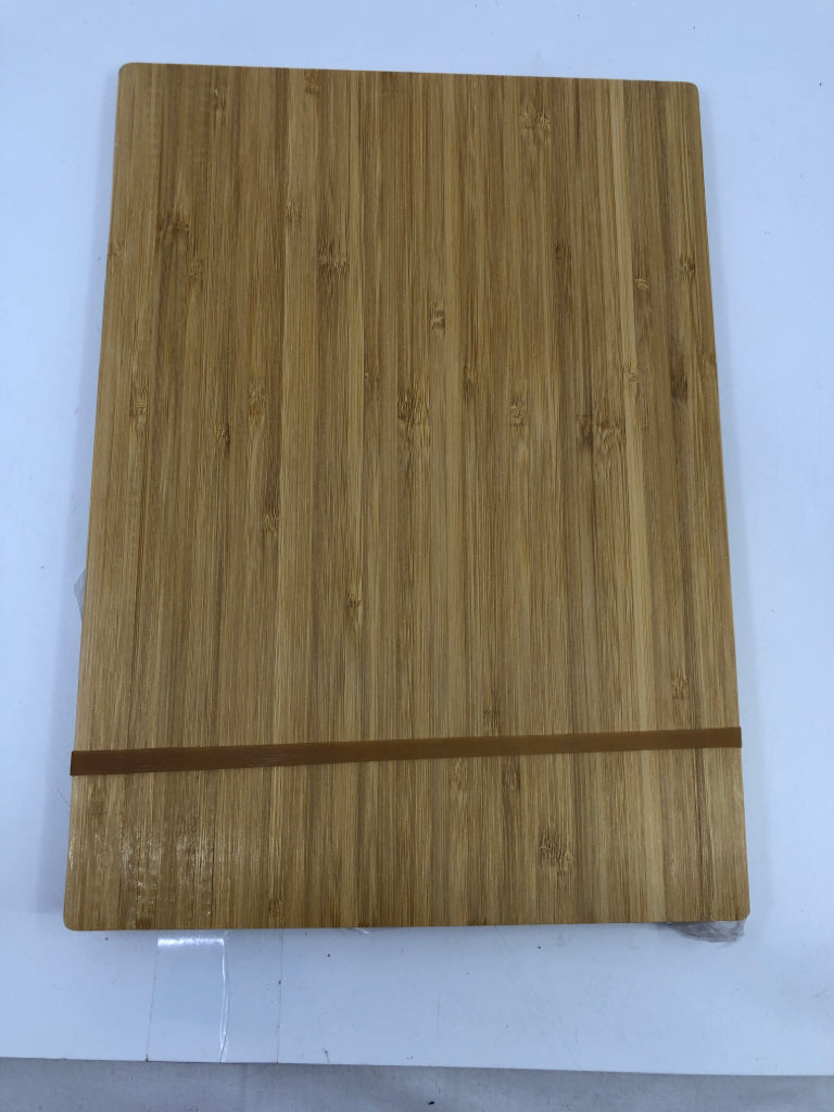 NIP WOODEN CHEESE BOARD W/ 4 SPREADER GREY SLATE INSERT.