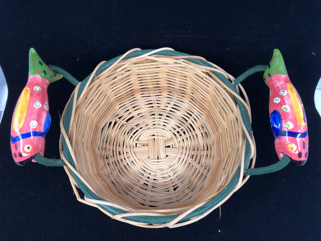 CIRCLE BLONDE BASKET W/ GREEN TRIM CERAMIC SALMON HANDLES.