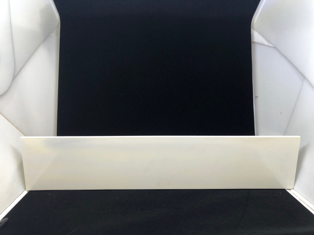 SMALL WHITE SHELF W 4 HOOKS.