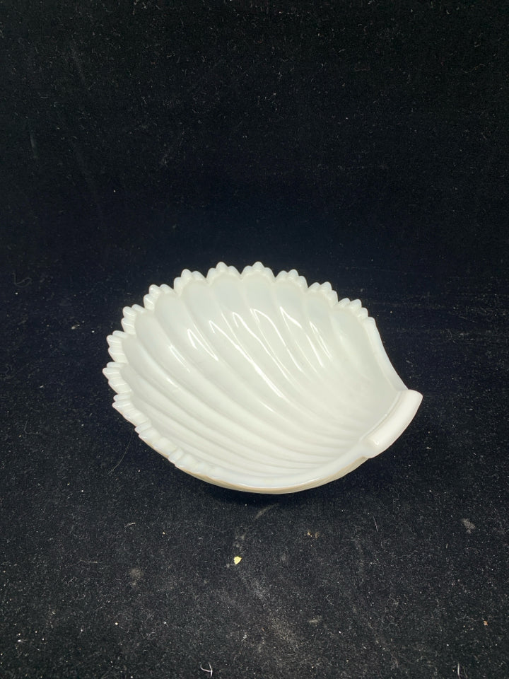 VTG SHELL FOOTED BOWL.