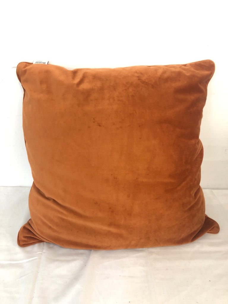 ORANGE TEXTURED SQUARE PILLOW.