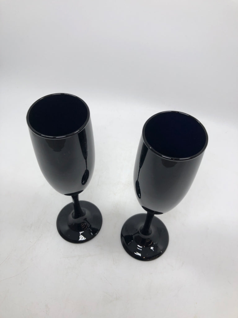 2 BLACK CHAMPAGNE FLUTES.