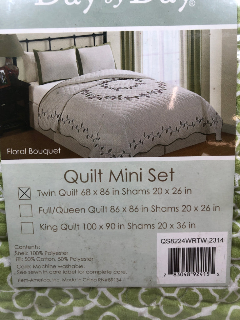 NIP TWIN SIZE GREEN FLORAL QUILT MINI SET.