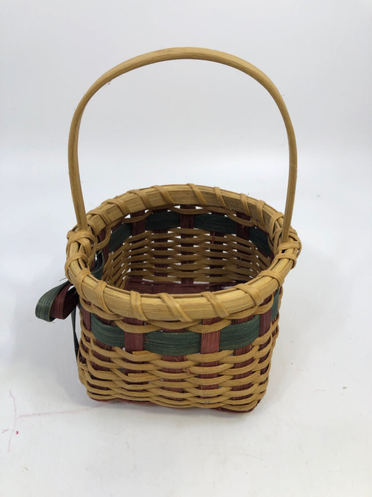 SMALL WOVEN BASKET W/RED&GREEN WOOD BOW 7.