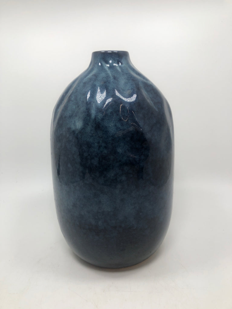 CYLINDRICAL BLUE GLAZE CERAMIC BUD VASE.