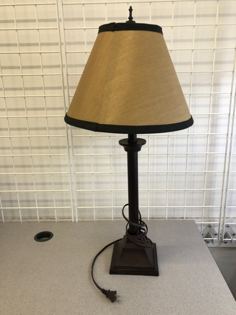 DARK BROWN LAMP W/CREAM & BLACK BORDER SHADE.