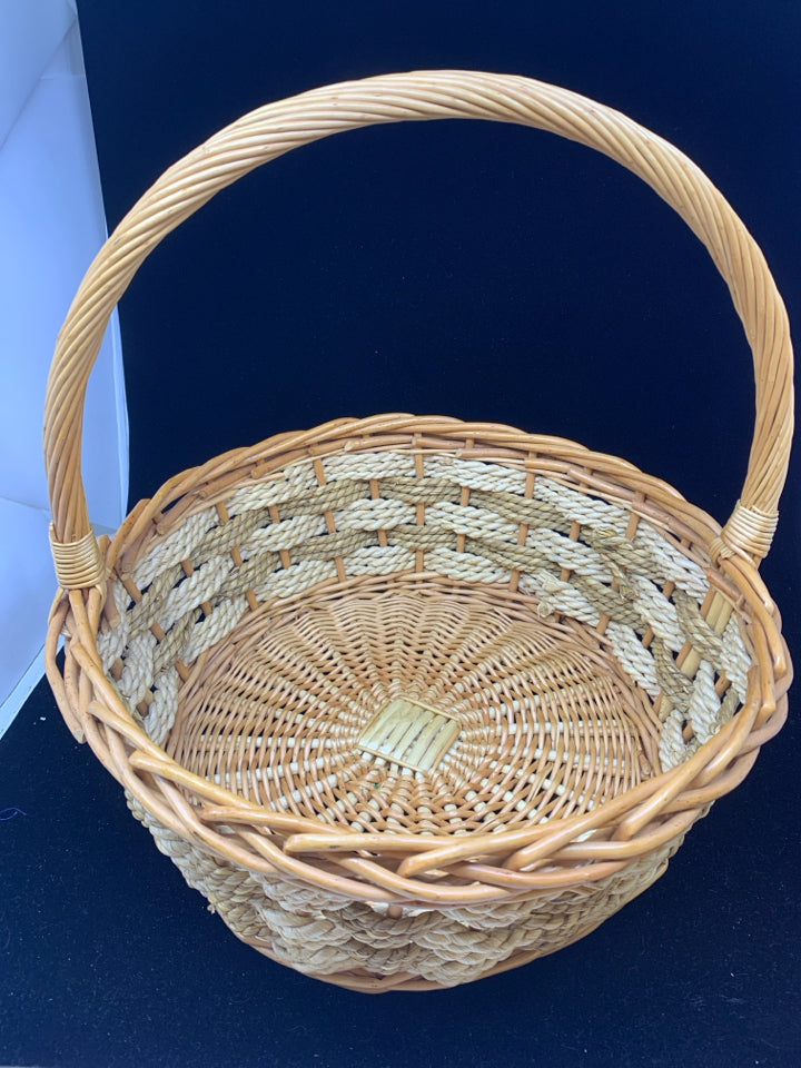 BLONDE BASKET W HANDLE.