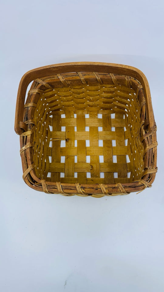 BASKET W/ HANDLE.