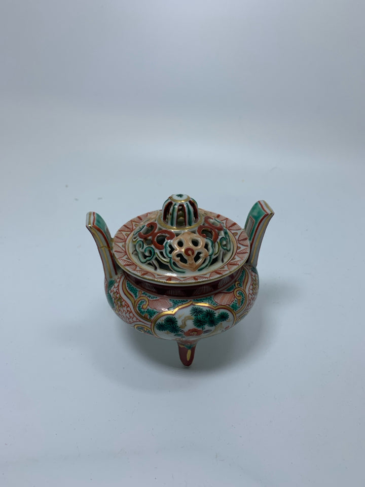 SMALL FOOTED HEAVILY DETAILED GREEN/RED ASIAN STYLE W/ PIERCED LID.