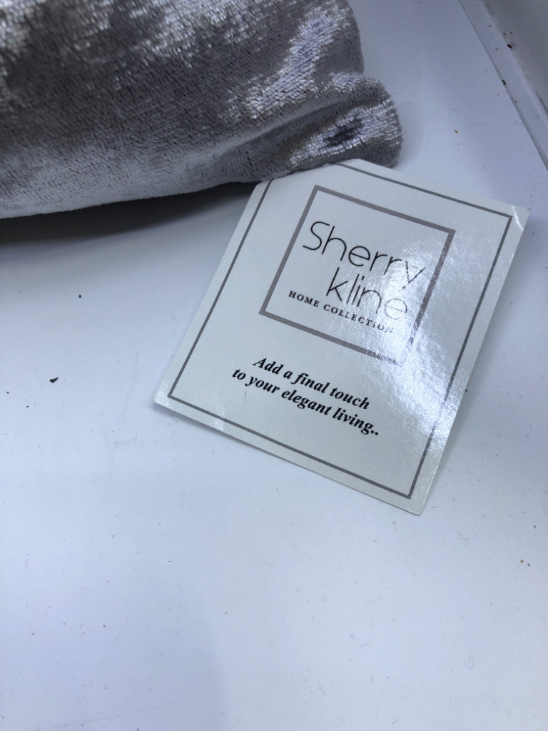 SILVER VELOUR PILLOW.