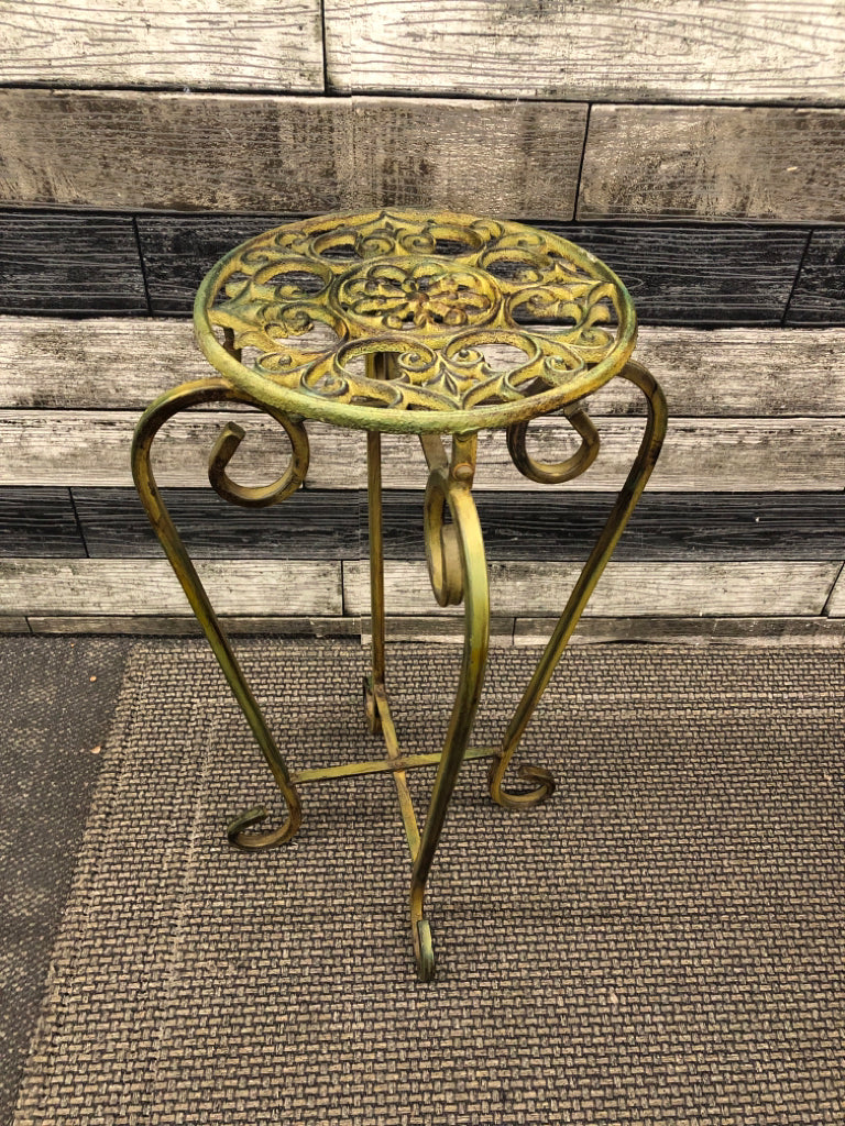 DISTRESSED GREEN METAL PLANT STAND.