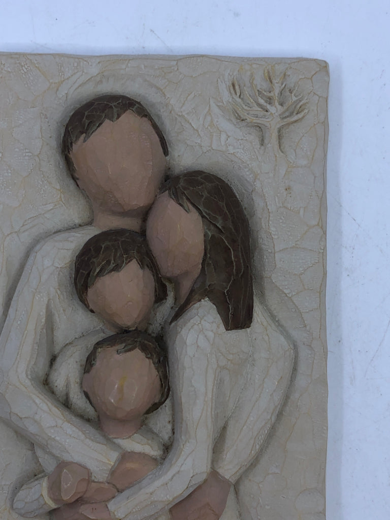 WILLOW TREE FAMILY HUGGING PLAQUE.