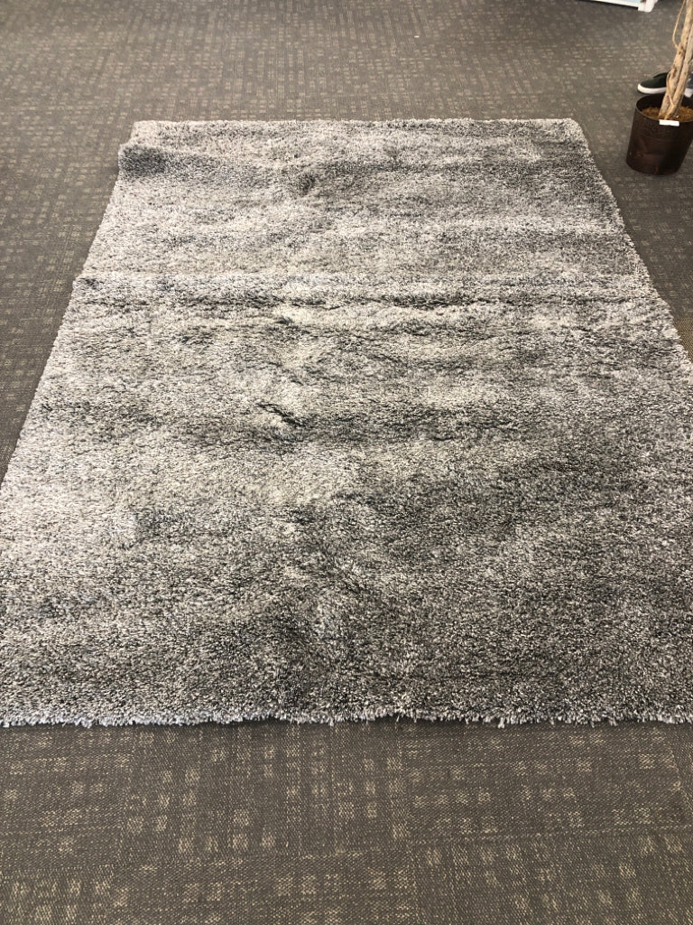 EYELASH GREY SHAG RUG.