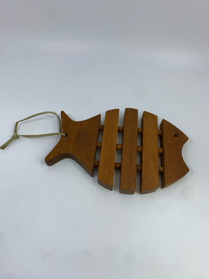WOOD FISH SHAPED TRIVET.