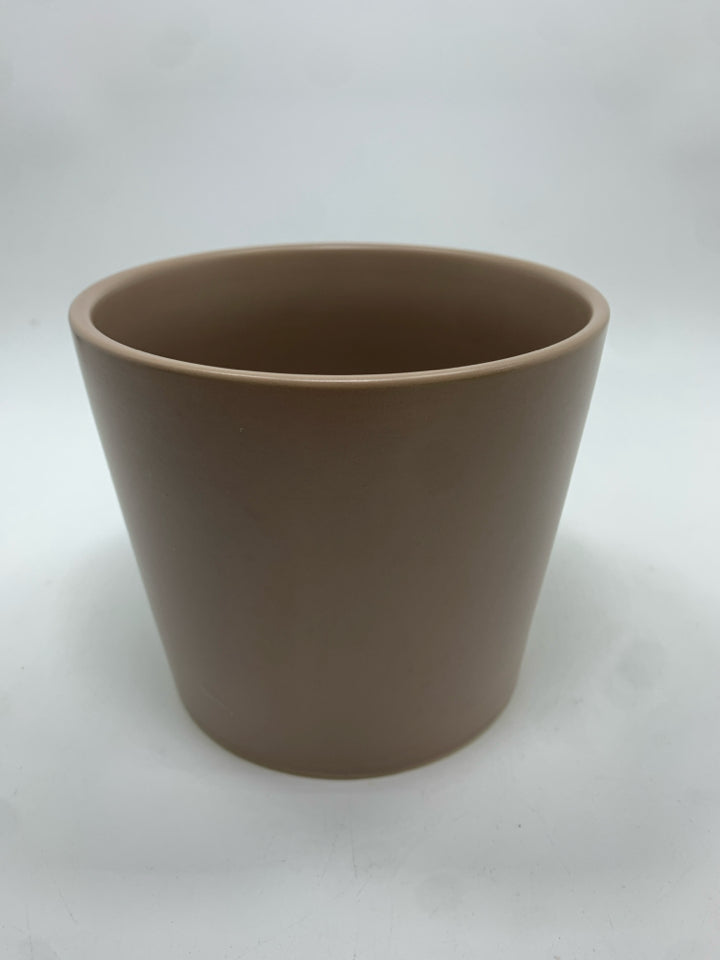 BROWN CERAMIC PLANTER.