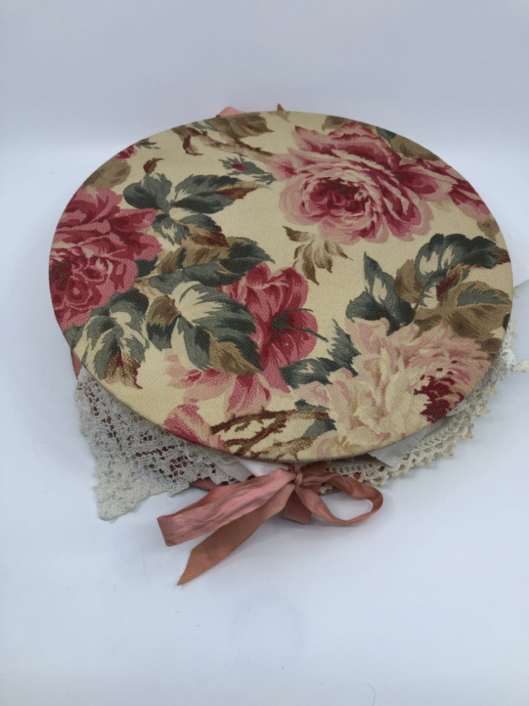 VINTAGE DOILIE KEEPER + DOILIES