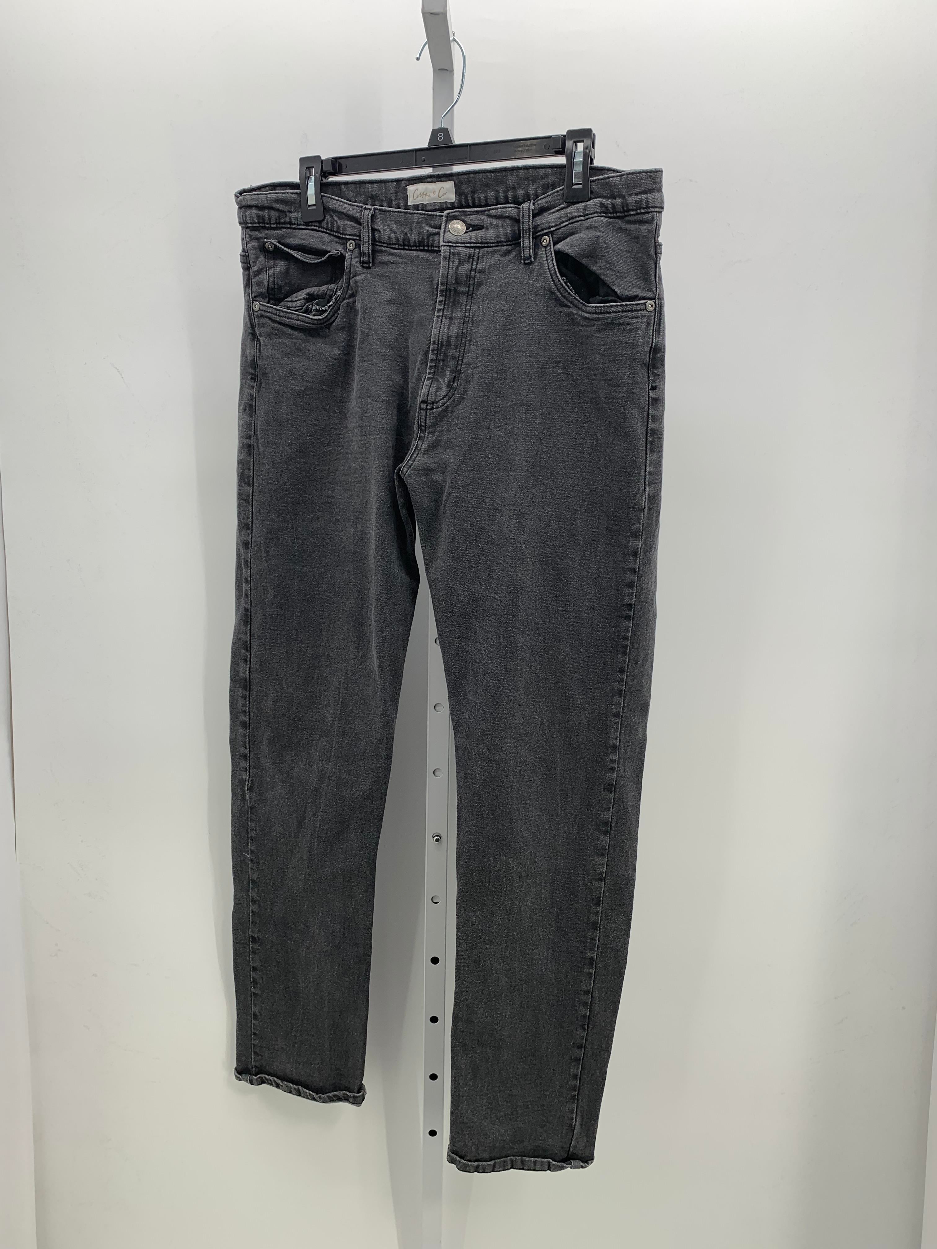 REGULAR FIT JEANS.