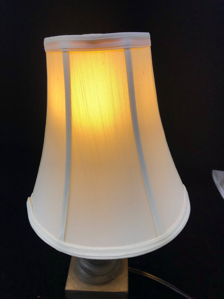 GREY WOOD BASE TABLE LAMP W/CREAM SHADE.