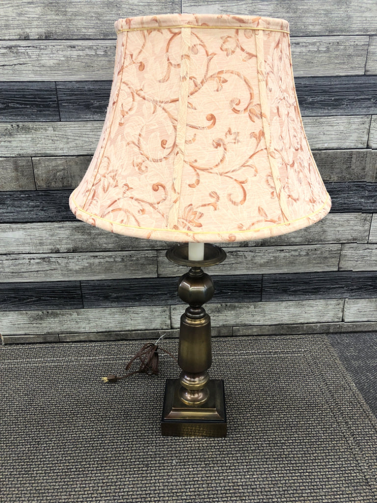 TARNISHED BRASS BASE LAMP W/ PEACH SCROLL SHADE.