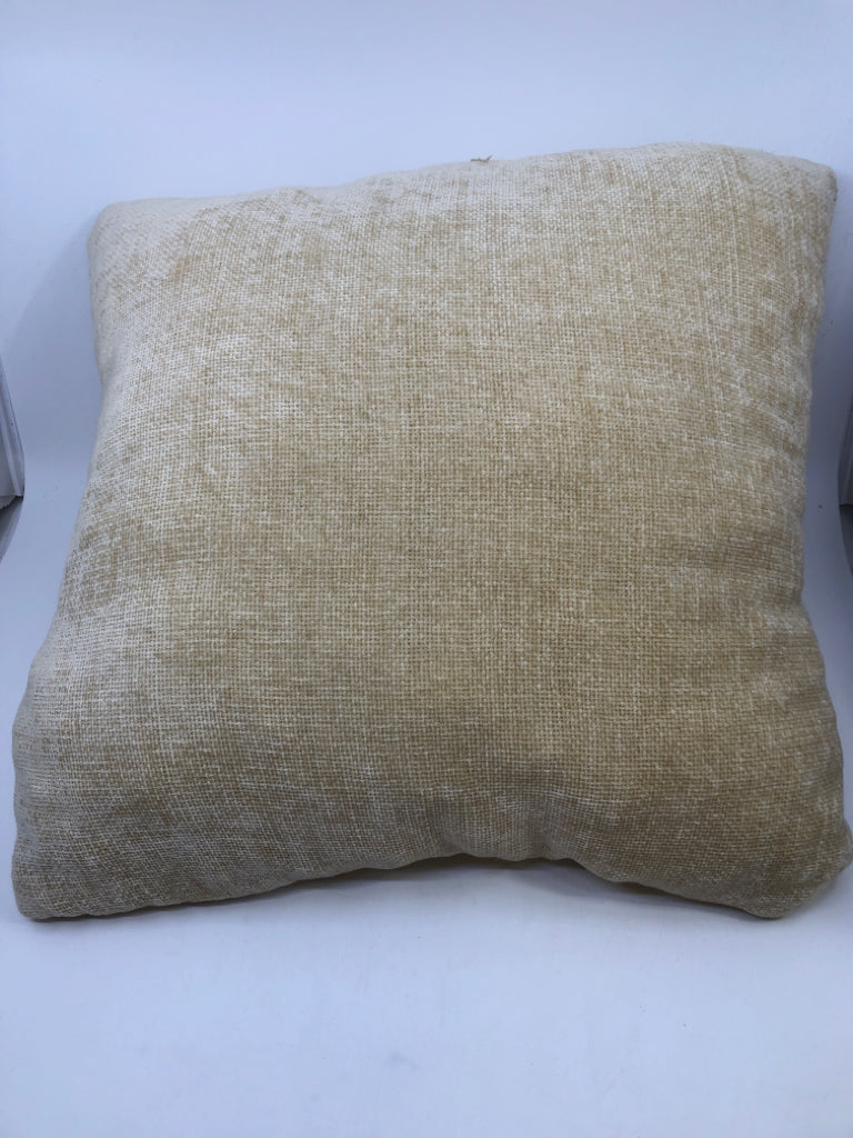 CREAM SOFT PILLOW.