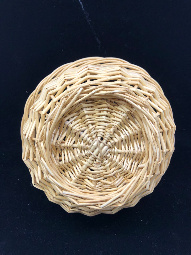 FOOTED CREAM WOVEN BASKET.