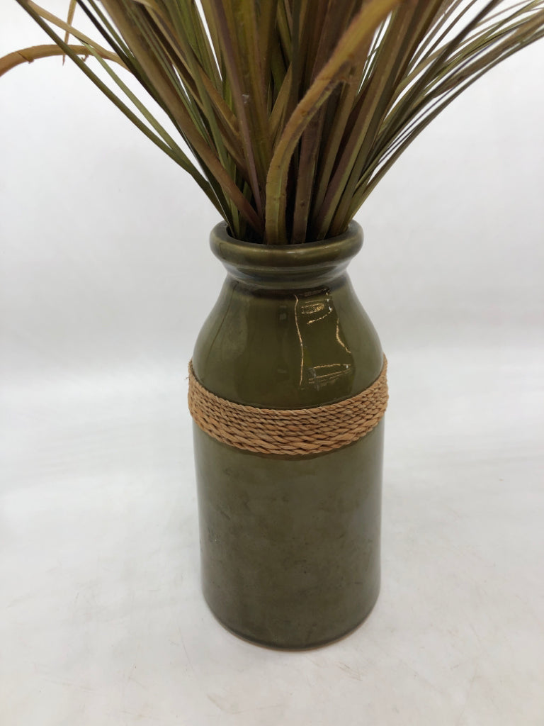 FAUX GRASS IN GREEN VASE W/TWINE.
