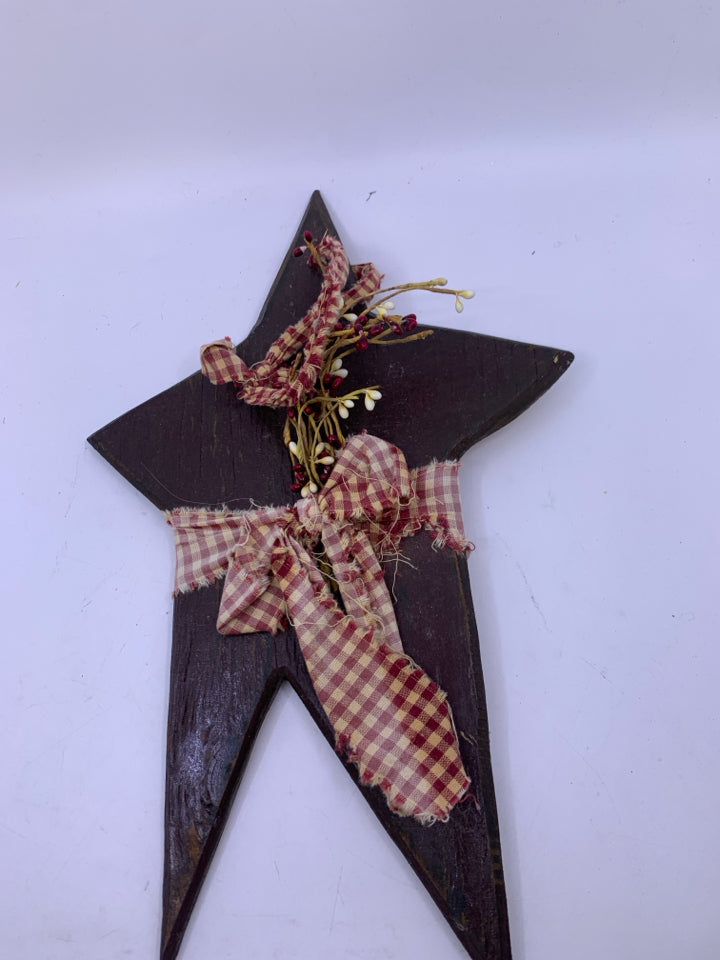 PRIM STAR WITH PIP BERRIES.