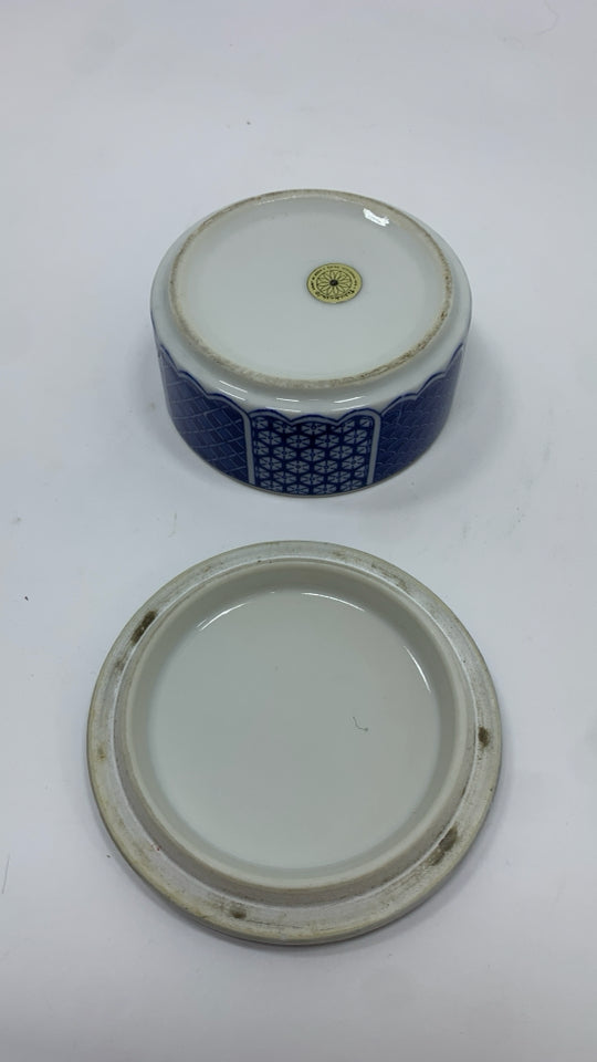 TAKAHASHI BLUE/WHITE PORCELAIN BOX.