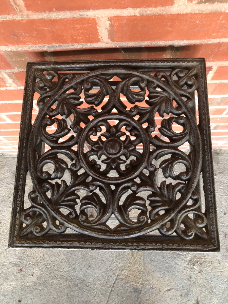 HEAVY METAL MEDALLION PATTERN PLANT STAND.